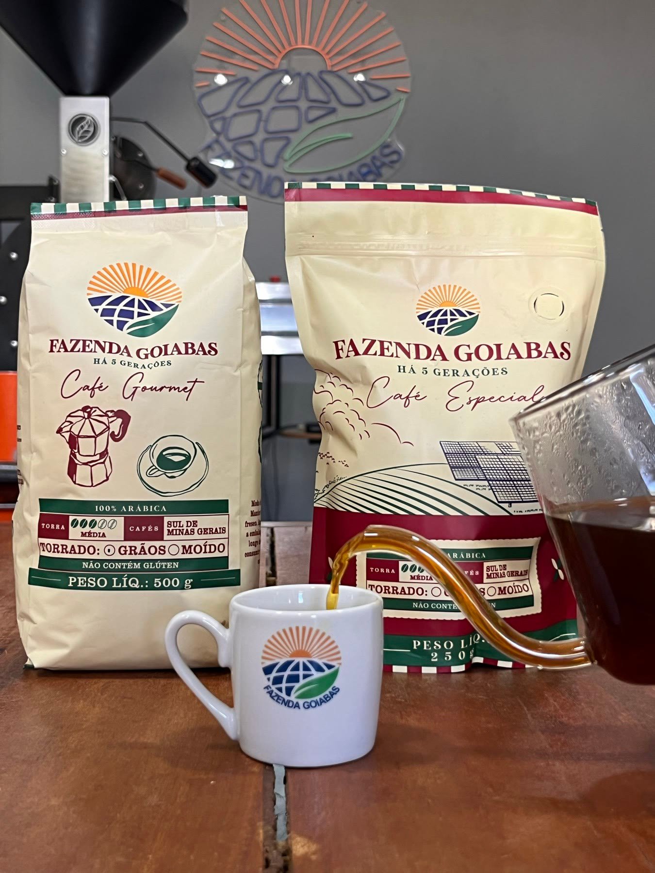 Pacotes da Fazenda Goiabas ao lado do torrador
